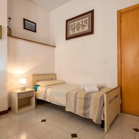 Casa Vacanze Angioy Apartamento *