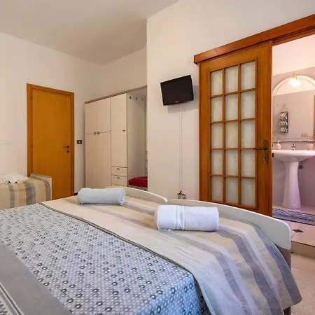 Casa Vacanze Angioy Apartamento *